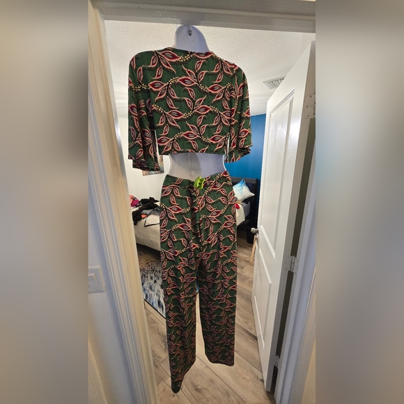 Pink and green floral Tie-Front two piece outfit - Picture 4 of 4